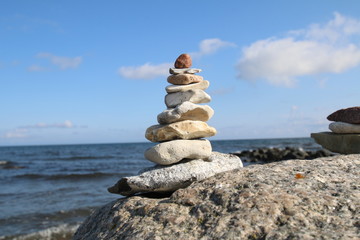 Fototapeta na wymiar Kleiner Steinturm auf einem Findling an der Ostsee