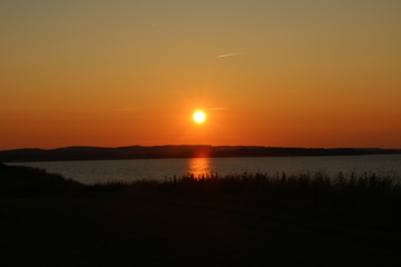 Fototapeta na wymiar Wunderschöner Sonnenuntergang am Strand und den Klippen nähe Weißen Haus an der Ostsee
