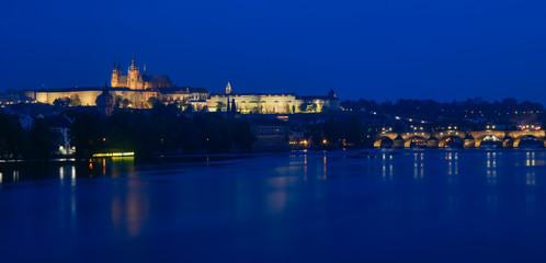 Fototapeta na wymiar 布拉格城堡 & 伏尔塔瓦河 夜晚风景, 捷克 / 布拉格城堡 & 伏尔塔瓦河 长曝光的夜晚风景, 捷克
