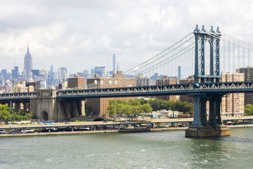 Naklejka premium New York City. The Manhattan Bridge, a suspension bridge that crosses the East River connecting Lower Manhattan with Downtown Brooklyn, seen from Brooklyn Bridge