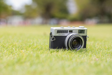 カメラ機材と芝生　単焦点