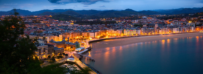 Obraz premium Panorama zatoki La Concha w nocy w San Sebastian