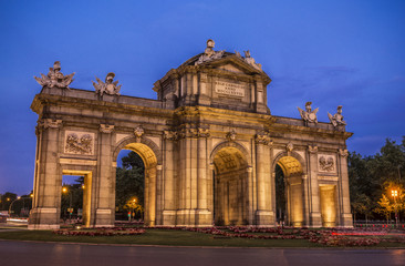 Fototapeta na wymiar Madrid, Puerta de Alcalá iluminada