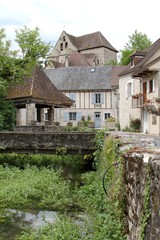 Fototapeta na wymiar le village médiéval de Creysse dans le Lot,vallée de la Dordogne