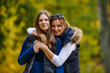 Fototapeta premium Mother and daughter hugging in city park
