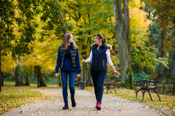 Obraz premium People walking in city park