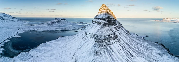 Schilderijen op glas Beroemde Kirkjufell-berg in de winter, IJsland © Lukas Gojda