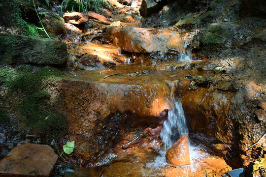 source d&rsquo;eau ferrugineuse min&eacute;rale
