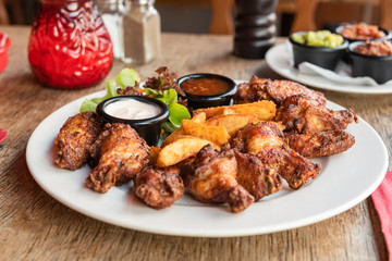 Mexikanisch Amerikanisches Essen marinierte Buffalo Chicken Wings mit Country Farmer Potatoes Kartoffeln und Sour Cream Dip