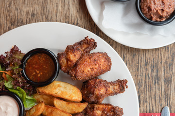 Mexikanisch Amerikanisches Essen marinierte Buffalo Chicken Wings mit Country Farmer Potatoes Kartoffeln und Sour Cream Dip