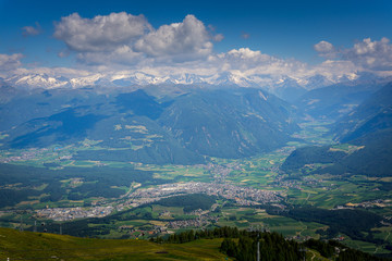 Fototapeta na wymiar Kronplatz 2018-4 Panorama mit Blick vom Gipfel des Kronplatz auf Bruneck und Ahrntal