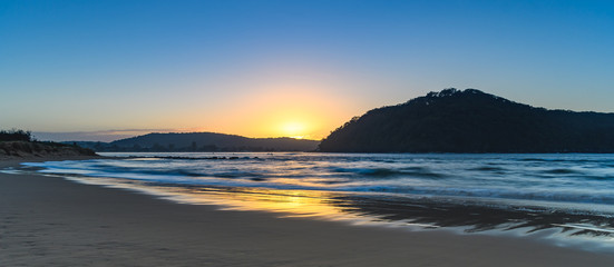 Obraz premium Hazy Sunrise Seascape