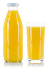 Orangensaft Saft in der Flasche und im Glas freigestellt Freisteller isoliert
