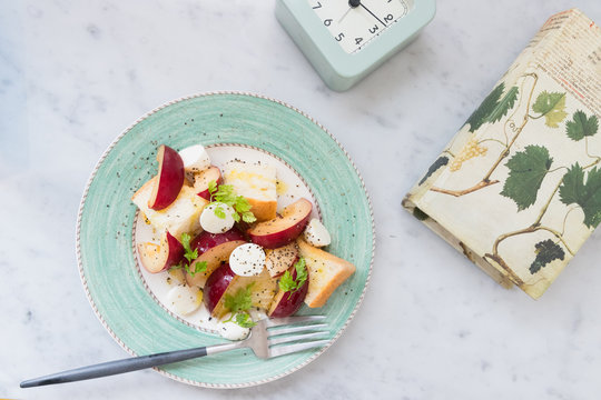 プラムとチーズのパンサラダ