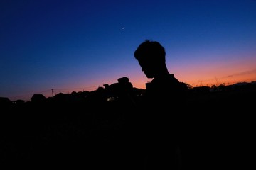 俯く男性のシルエット