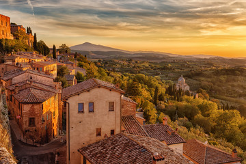 Toscane, vue depuis les murs de Montepulciano au coucher du soleil, Italie