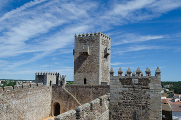 Fototapeta na wymiar Interior del castillo de Sabugal, visto desde la muralla. Portugal.