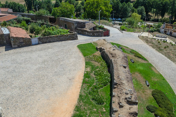 Restos de la muralla de la villa medieval de Sabugal, Portugal.