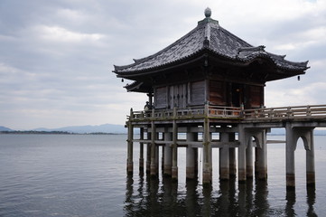 湖の建物