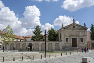 Fototapeta premium Convento de Santa Teresa en la ciudad amurallada de Avila, España 