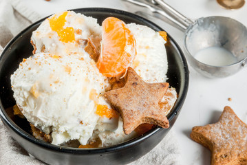 Gingerbread ice cream with tangerines