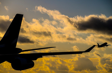 Avions au d&eacute;part de l'a&eacute;roport un soir d'automne