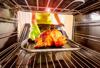 Naklejka premium Cooking chicken in the oven at home.
