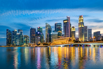Naklejka premium Singapur panoramę dzielnicy finansowej w zatoce Marina o zmierzchu, miasto Singapur, Azja Południowo-Wschodnia.