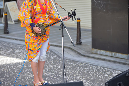 沖縄フェスティバルにて三線で歌う歌手