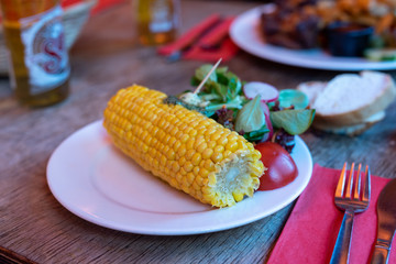 Mexikanisches Essen Gekochter gegrillter Maiskolben mit Salat und Dips Sour Cream Salsa Guacamole