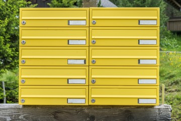 Gelbe Briefkasten aus Blech ohne Namen in einem ländlichen Gebiet, Österreich