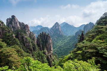 Fototapeta na wymiar Bergpanorama in den Huangshan Bergen