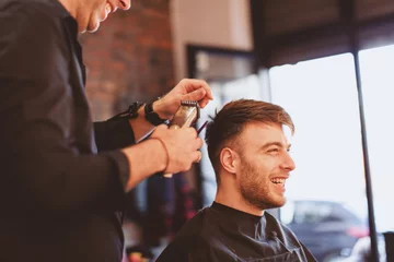 Foto auf Acrylglas Schöner Mann beim Friseur, der einen neuen Haarschnitt bekommt © djile