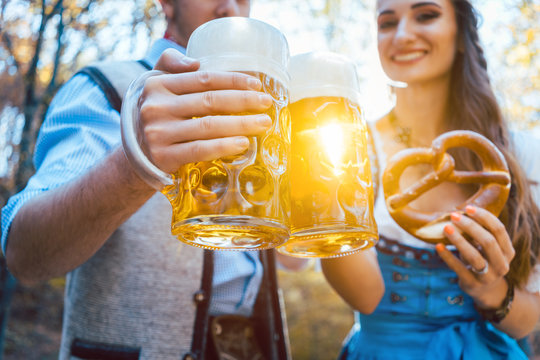 Frau und Mann in Bayerischer Tracht trinken Bier