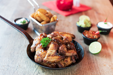 Amerikanisches mexikanisches Essen marinierte Buffalo Chicken Wings in einer Pfanne mit Potatoes 