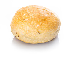 Dinkelbrötchen mit Salz und Kümmel als Freisteller