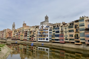 Obraz premium girona ジローナ オニャル川の住宅群