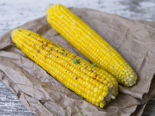 Grilled corns with salt and herbs