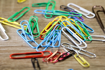 bunte Büroklammern