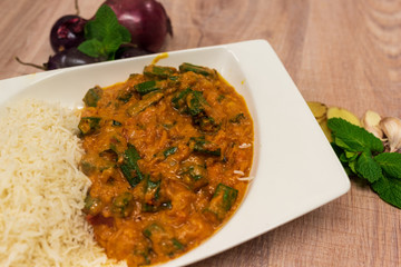 Typisches indisches pakistanisches Essen mit Curry und Basmati Reis 