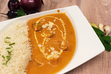 Typisches indisches pakistanisches Essen mit Curry und Basmati Reis 