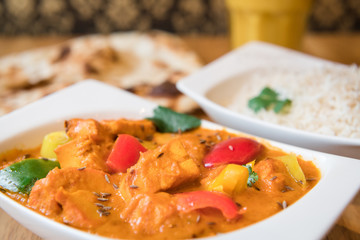 Typisches indisches Essen mit Chicken Marsala Tandoori Reis Mango Lassi