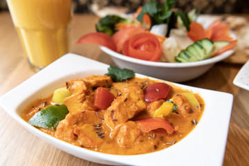 Typisches indisches Essen mit Chicken Marsala Tandoori Reis Mango Lassi