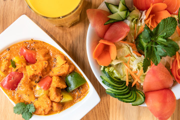 Typisches indien indisches Essen mit Chicken Marsala Tandoori Reis Mango Lassi