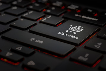teclado negro con simbolo de carrito de venta black friday - obrazy, fototapety, plakaty