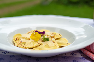 gefüllte Ravioli mit Käse im Restaurant serviert