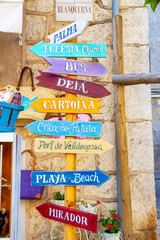 Wegweiser in Valldemossa, Mallorca © Jürgen Fälchle