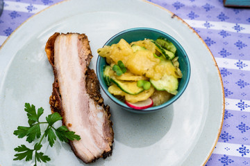 Bayerischer Schweinebraten vom Schweine Bauch und Kartoffelsalat mit Gurken  und Sauce