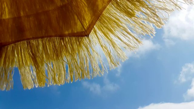 Urlaubs Motiv mit Bast Sonnenschirlm 