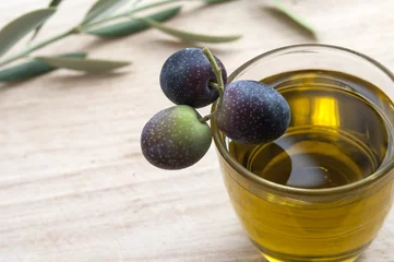 Foto op Plexiglas olive oil in a glass olive tree branch and olives © Дмитрий Абрамов